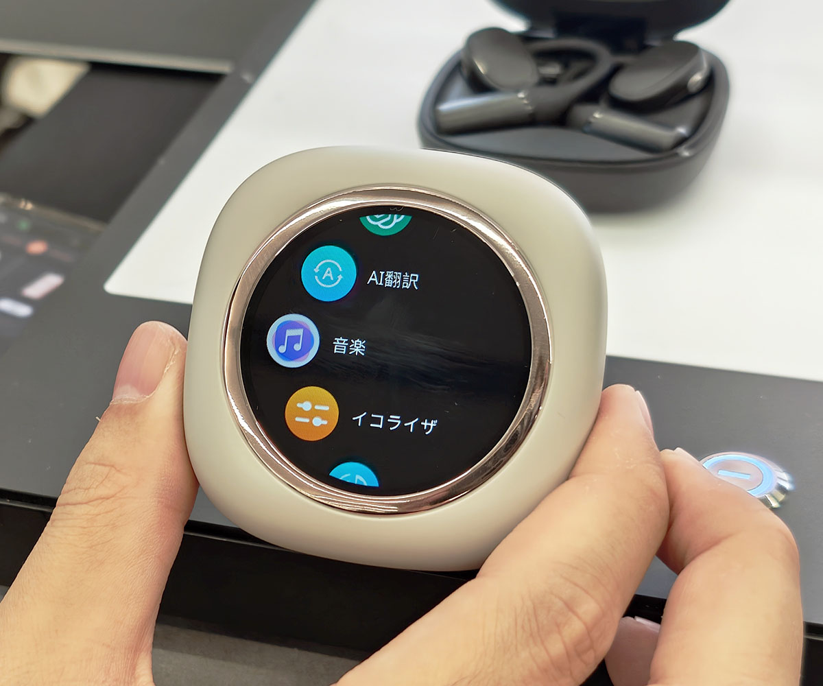 画像: 充電ケースには、1.7インチTFT液晶画面が搭載され、画面上で操作することができる