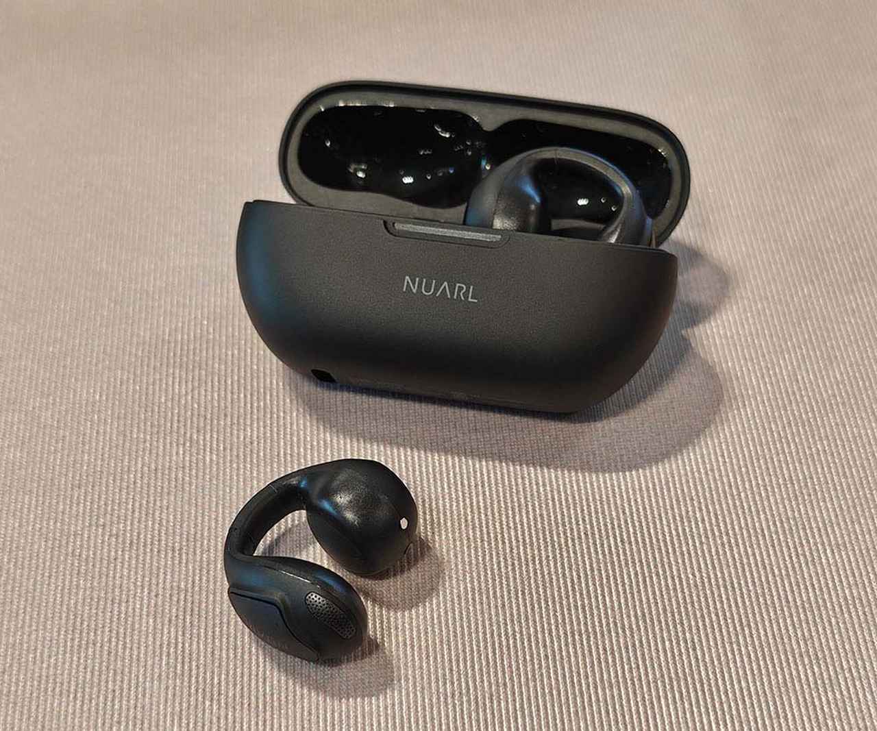 画像: カフ部分は、少し固めといった感じはしたものの、装着してしまえば全く気ならないレベル。ボタンは、タッチ式ではなく物理ボタンなのもうれしい