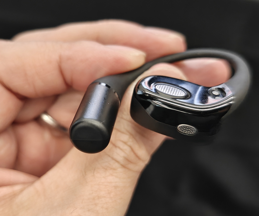 画像: イヤホン部分とスピーカー部分。アプリを通じて翻訳をしてくれるというだけあって、マイク部分がしっかりしているといった印象を受けた