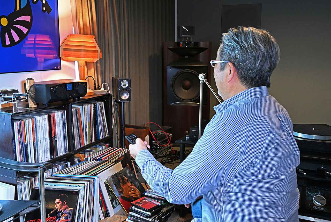 画像: 今回は、AX-XSS100を山本さんのオーディオルームのレコードラック上にセットして、Bluetooth、CD、FMなどの「イージー・リスニング」を体験していただいた