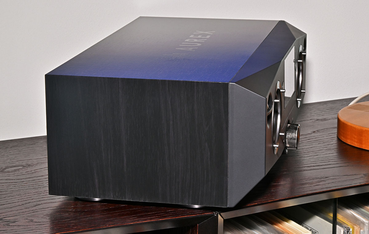 画像: AX-XSS100は木製エンクロージャーを採用しているのも特長とか。本体正面のコーナー部分を面取りするなど、音の反射にも配慮している