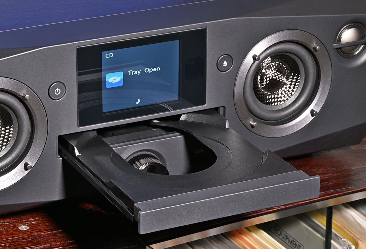 画像: CDドライブを搭載し、大切なコレクションを手軽に楽しめる。搭載されたDSPでCD音源をハイレゾ品質にアップコンバートしているとのこと
