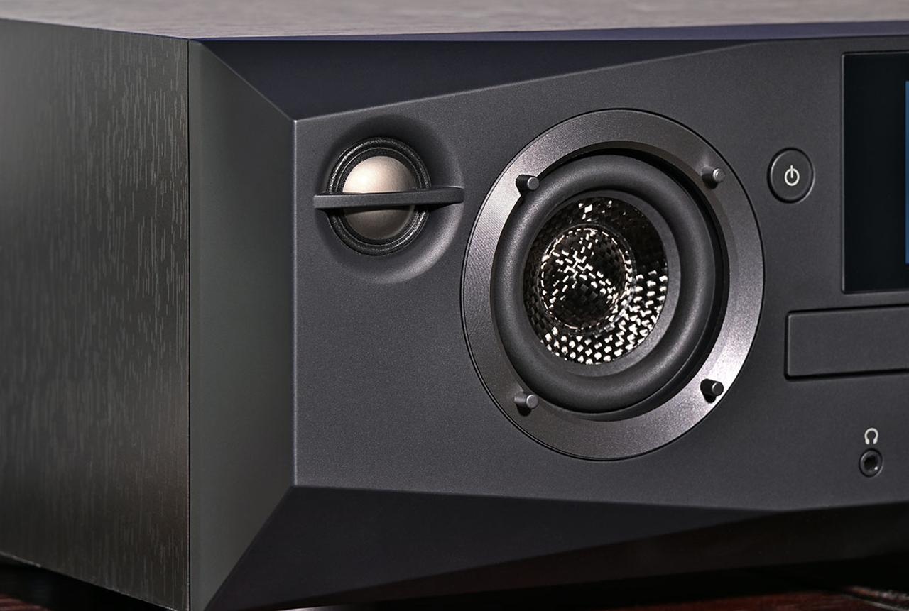 画像: AX-XSS100は、20mmドーム型ツイーターと64mmコーン型ウーファーの2ウェイ2スピーカーを本体左右に搭載する。このユニットもサウンドデザイナーの桑原さんが音を確認して選んだとのこと