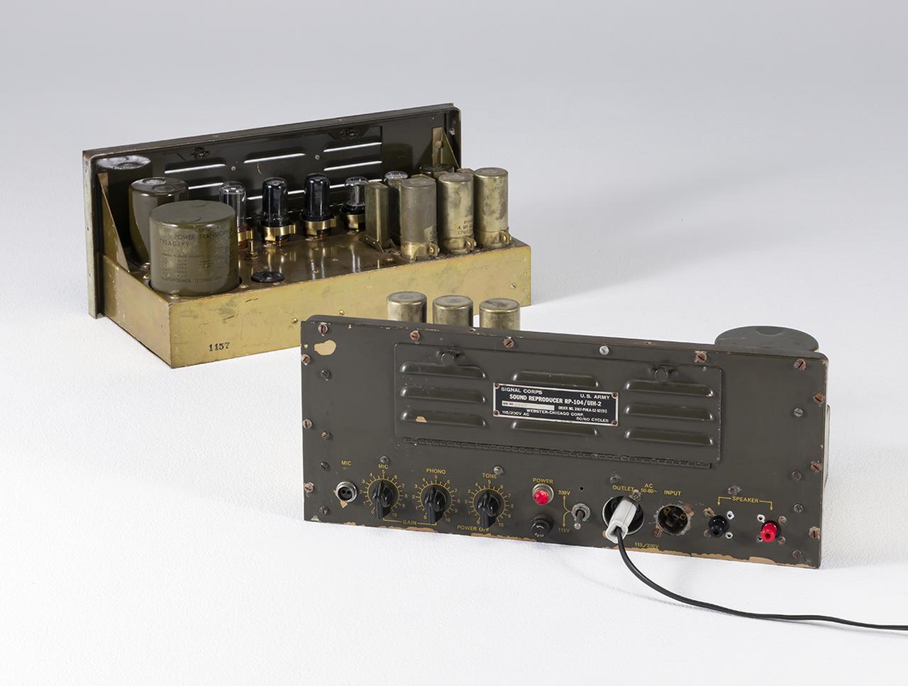 画像: 軍用可搬型スピーカーシステムとの純正組合せと思われるWEBSTER-CHICAGO CORP.製6V6プッシュプルアンプでも試聴した。「SOUND REPRODUCER RP-104/UIH-2」の銘板が付されている。