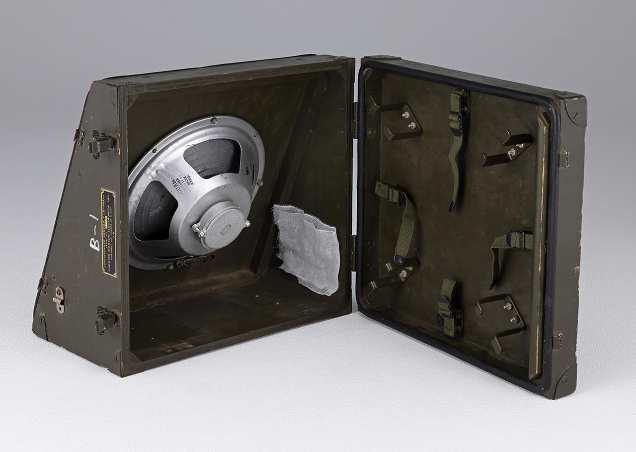 画像: 1辺約40cmの可搬型ボックスの状態から、ラッチを外すとL/Rchが分離する。写真は背面部を開けた状態。ユニットはクアムニコルズ製と思われる25cmフルレンジ。右側面部下側のガーゼは土井氏がチューニングで取り付けたもので、本来は木箱のみの状態。線径の細いスピーカーケーブルを使えば、背面部を閉じて密閉箱として使うことができる。