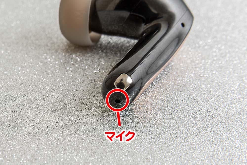 画像: スティック部分の先端に通話用の高品質マイクも搭載。電話やビデオ会議でも活躍する