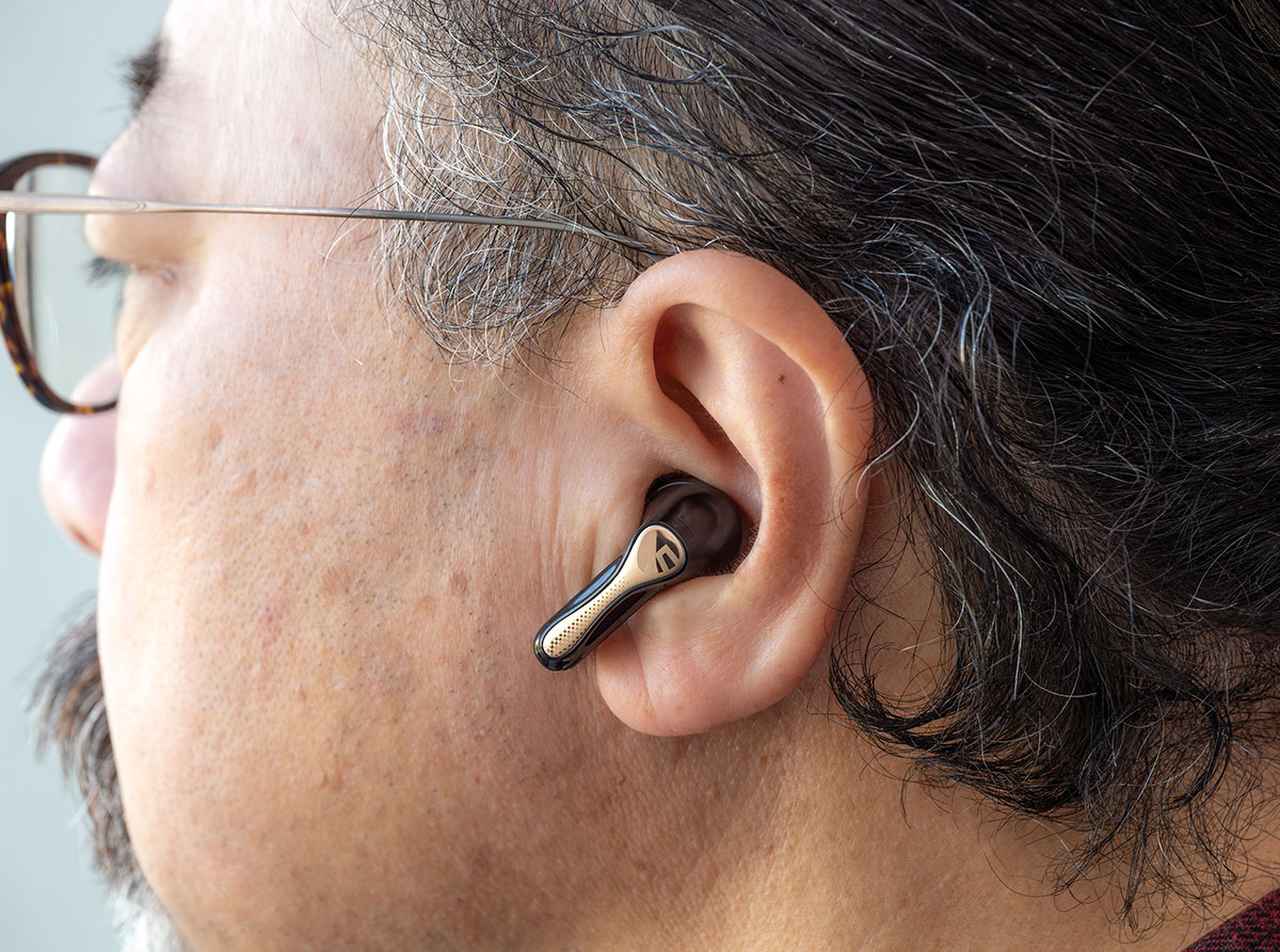 画像: 小原さんに「Air5 Pro+」を実際に装着してもらった。安定感もよく、通常の使用で落下する心配もない