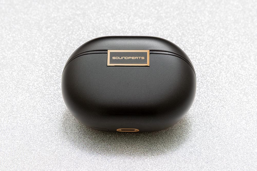 画像: 本体はフル充電で約６時間、さらに充電ケースと組み合わせれば約30時間使える。10分の急速充電で2時間の再生が可能になる