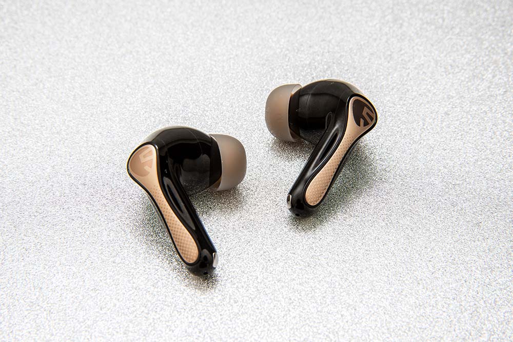 画像: イヤホン本体はいわゆるスティック型で、曲線を交えた美しい仕上げになっている。片方5.04gと軽量なのもポイント