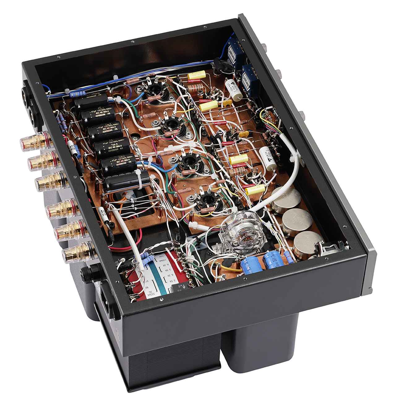 画像: 銅メッキ鋼板の底板を外して内部を見る。要所のカーボン皮膜抵抗など音質を吟味したパーツが選択され、同社アンプ伝統の手配線が踏襲される。増幅回路は基本構成を引き継ぎながら回路定数が見直された。EL34・UL接続プッシュプルで出力35W＋35Wを得る。
