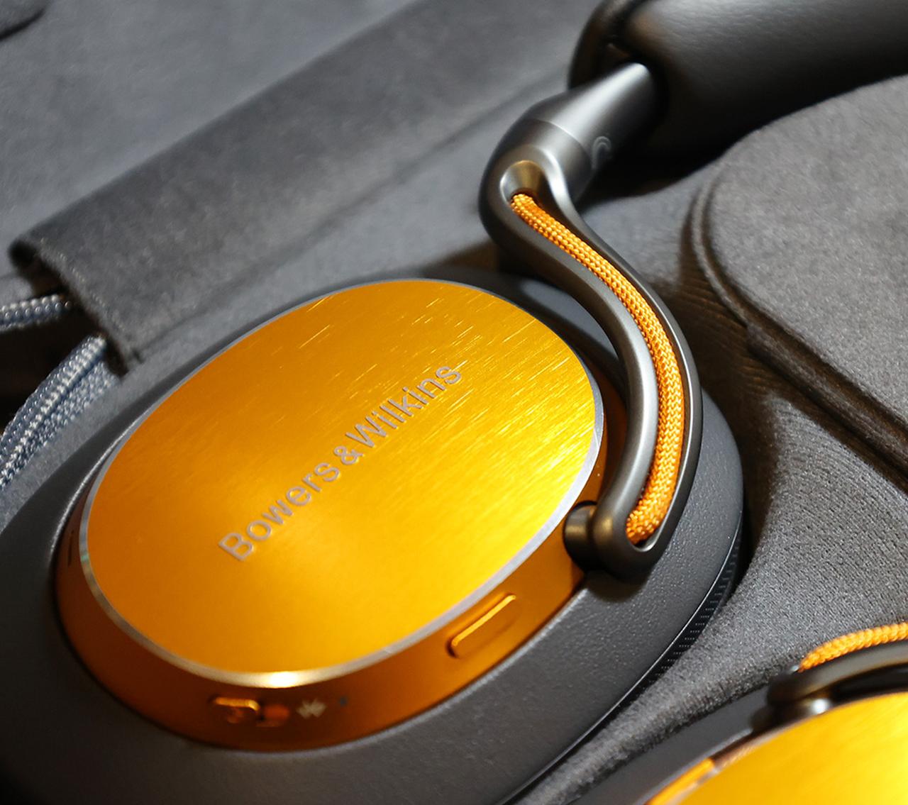 画像: ヘッドホン本体やヒンジ部のケーブルにはパパイヤ・オレンジの塗装が施されている