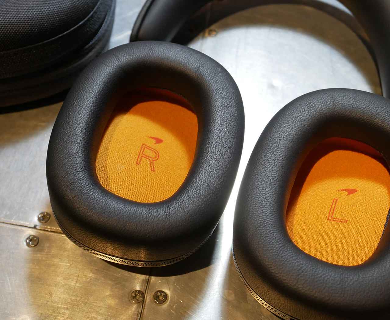 画像: ドライバーユニットは耳までの距離が同じになるように角度をつけてマウントされる。L/Rの表記の上にさりげなくMcLarenのロゴが