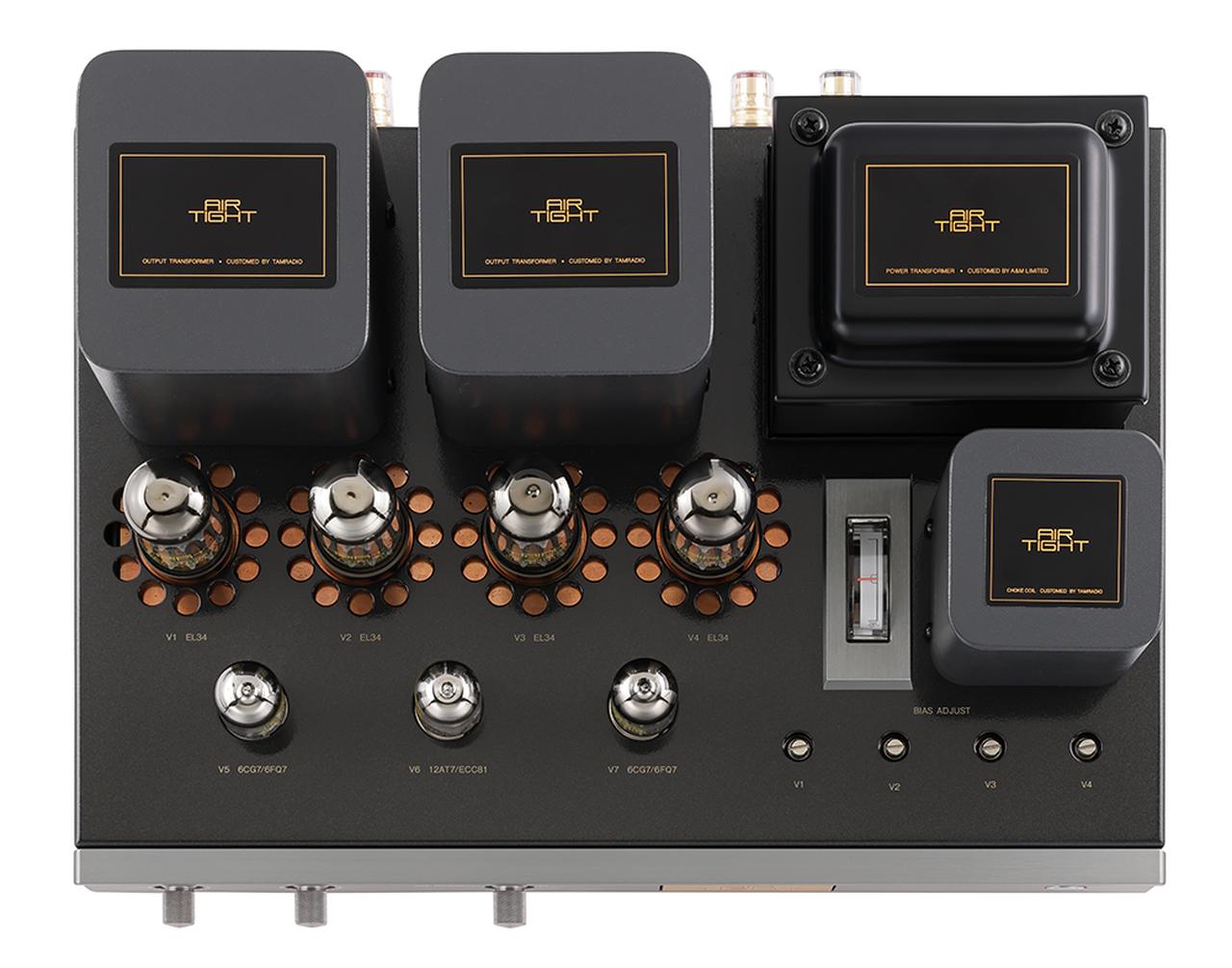 画像: 出力管を出力トランス側、前段管をフロント側に配置。初代機ATM1でのレイアウトに回帰した。出力管EL34は固定バイアス動作で、プレート電流監視メーターは新しくエッジワイズ式を採用。フロント側にバイアス調整トリマーを配置する。メーターの右が電源部チョークコイル。出力トランス／電源部チョークコイルはタムラ製作所製を採用した。