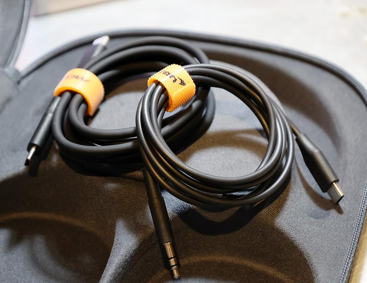 画像: 付属ケーブルを束ねるためのタイもパパイヤ・オレンジで、よく見るとMcLarenのロゴとマークが