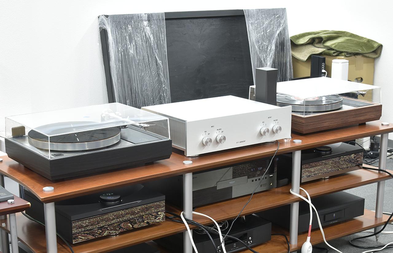 画像: 送り出し機器のラック。中央のGIP製セレクターはRCAアンバランスおよびXLRバランスの複数の入力と出力が切り替えられ、複数システムを同時に鳴らすこともできる。励磁・ホーン型システムにリン360を追加して鳴らすこともあり、オーケストラ音源などでは独特の方位感のある興味深い再生音も得られるという。試聴はリンKlimax DSMによるデジタルファイル再生を軸に行なわれた。右上のリンKlimax LP12はベッドロックプリンスへのアップグレードで音質が劇的に向上したという。この日はクラッシュ「ロンドン・コーリング」45回転LPも聴かせていただいた。