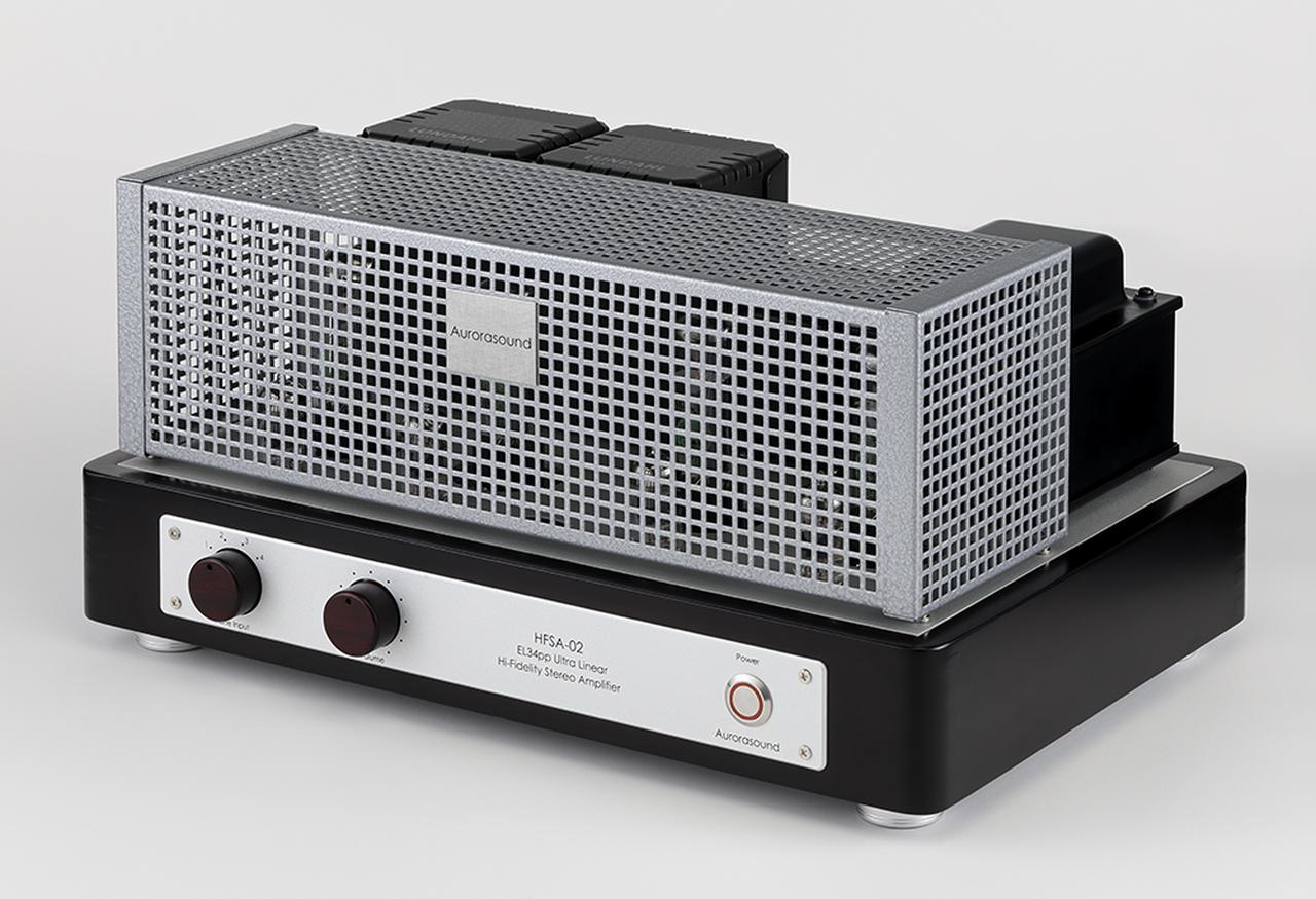 画像: 付属する真空管保護カバーはフロントパネルと同様のシルバー塗装が施され、外観意匠の統一感が保たれる。