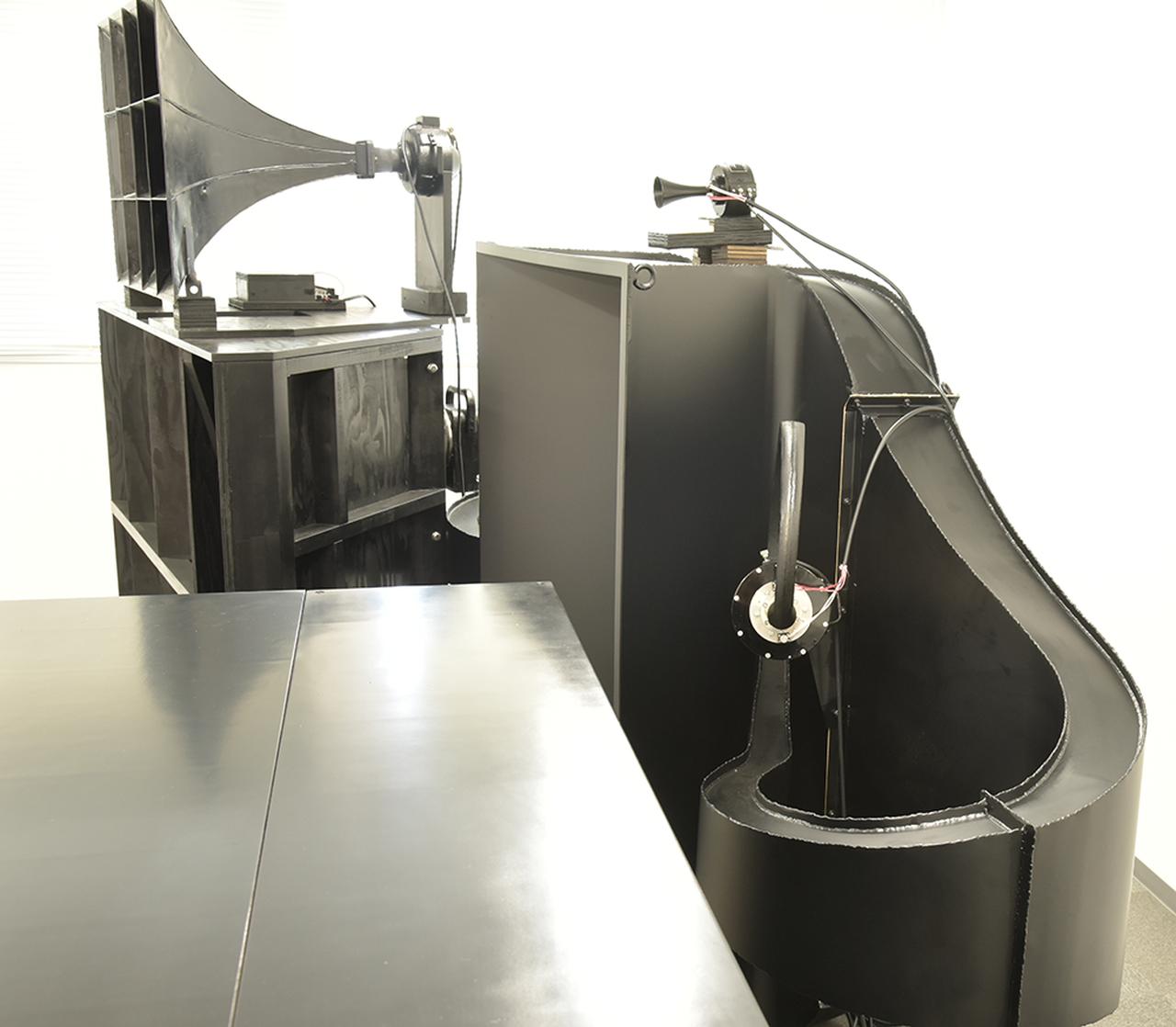 画像: 写真はLch側。16Aホーンは各chに2基のGIP555ドライバーが組み合わされている。トゥイーターはGIP597A。奥が「ミラフォニック・サウンドシステム」を再現するシステムで、ホーン＋ドライバーはWEオリジナルの24A＋594Aが使われている。