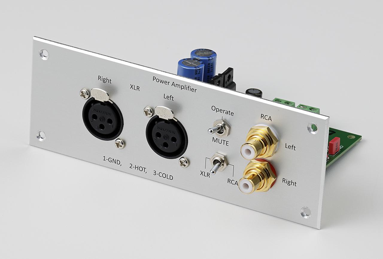 画像: 開発中のオプション入力パネル。リア側の入力パネルは前述の通常仕様のほか①ライン専用：XLRバランス×1、RCAアンバランス×3 ②フォノ入力あり：MM（RCAアンバランス）×1、RCAアンバランス×3 ③パワーアンプ仕様：XLRバランス×1、RCAアンバランス×1 の3種類に変更可能。パワーアンプ仕様ではフロントパネルも電源スイッチのみの専用品に変更される。