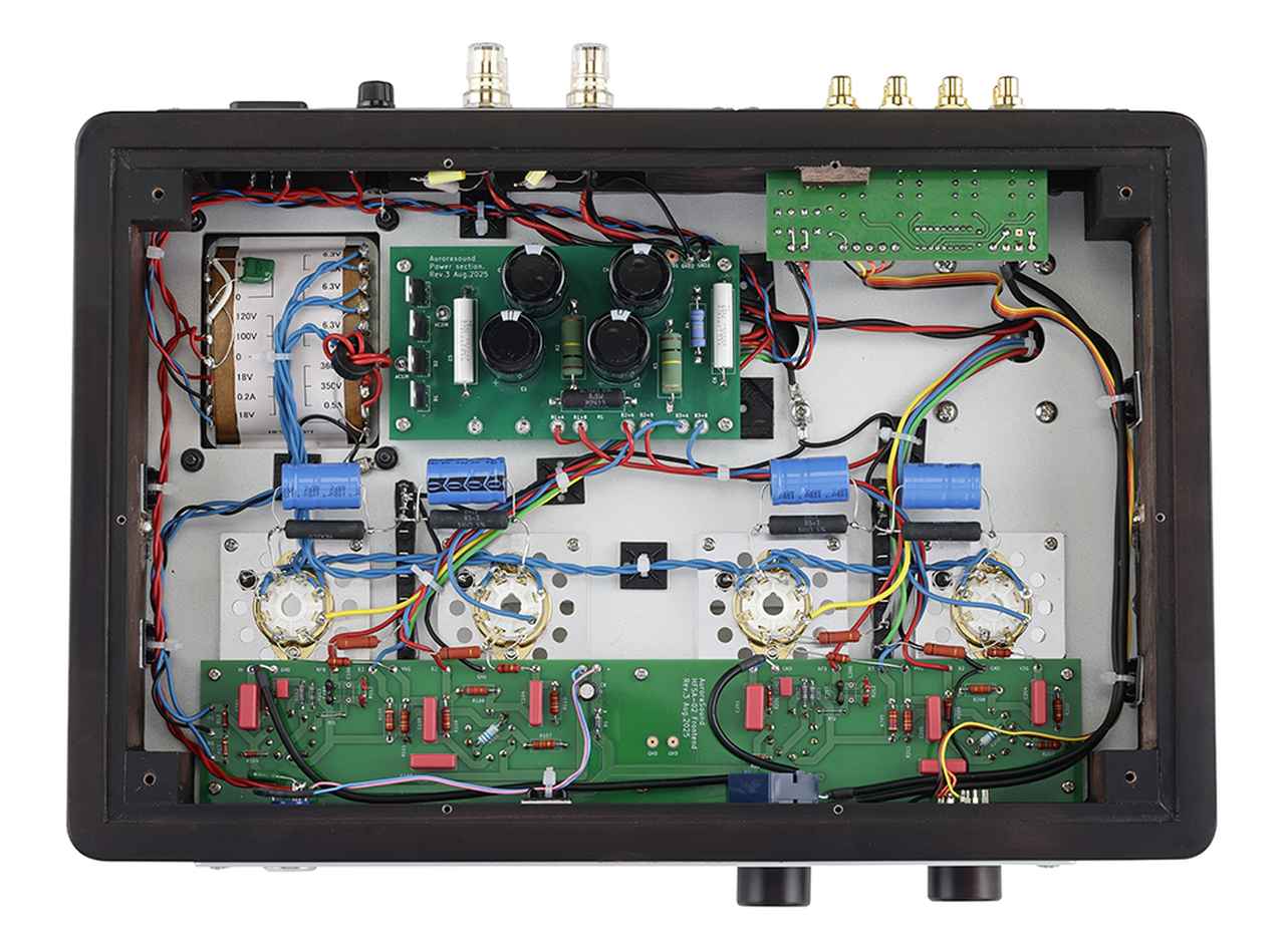 画像: 内部はプリント基板を活用しながら手配線で構成。パーツ類の吟味を重ね、カップリング用フィルムコンデンサーはWIMA、電解コンデンサーはTDK-EPCOS製を採用。抵抗器はVishay、PRP、タクマン製を組み合わせ、銅箔の厚みを増やしたプリント基板の採用など、音質と安定性を追求した。B電源整流回路はローム製SiCショットキーバリアダイオード採用でチョーク濾波。
