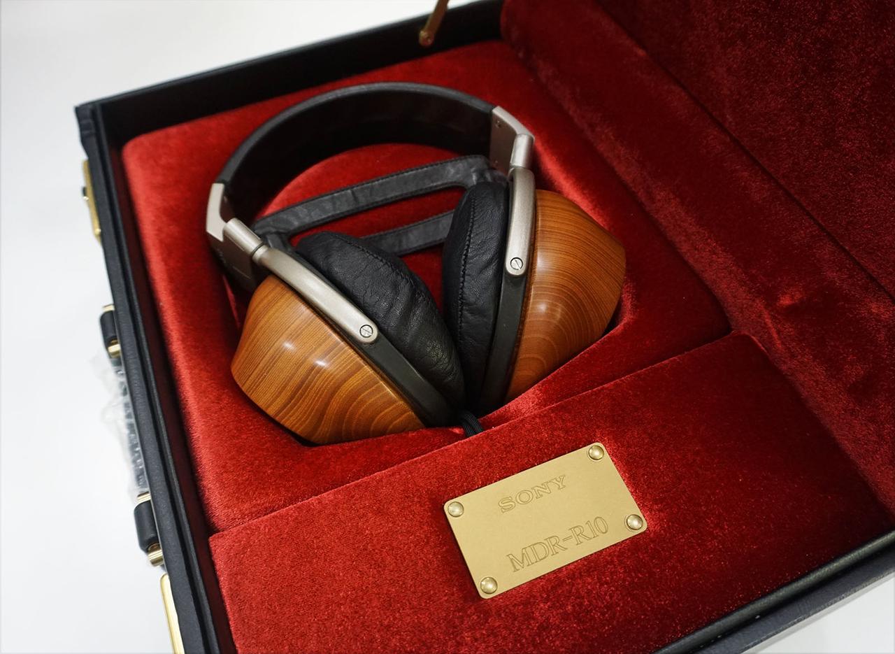 画像: “オーディオコンポーネント” としてのヘッドホンは、どのようにして生み出されたのか。ソニー伝説の名機「MDR-R10」の誕生までを紐解く（前編）【ヘッドホンについて知っておきたい◯◯なこと 06】 - Stereo Sound ONLINE