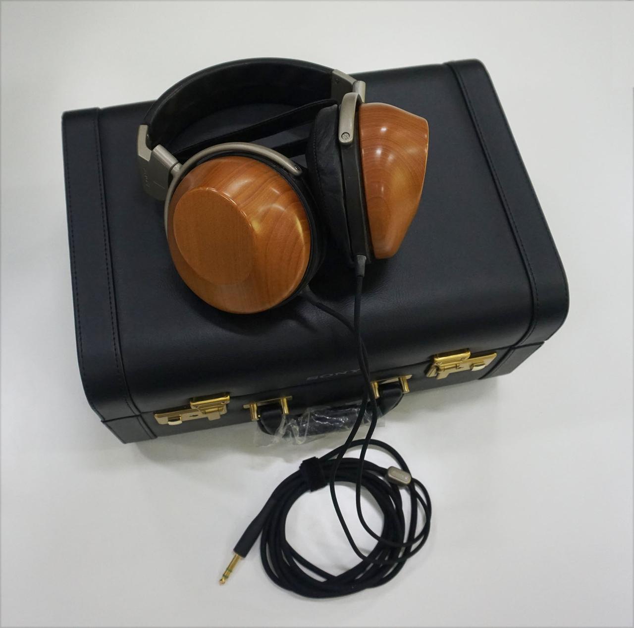 画像: “オーディオコンポーネント” としてのヘッドホンは、どのようにして生み出されたのか。ソニー伝説の名機「MDR-R10」の誕生までを紐解く（中編）【ヘッドホンについて知っておきたい◯◯なこと 07】 - Stereo Sound ONLINE