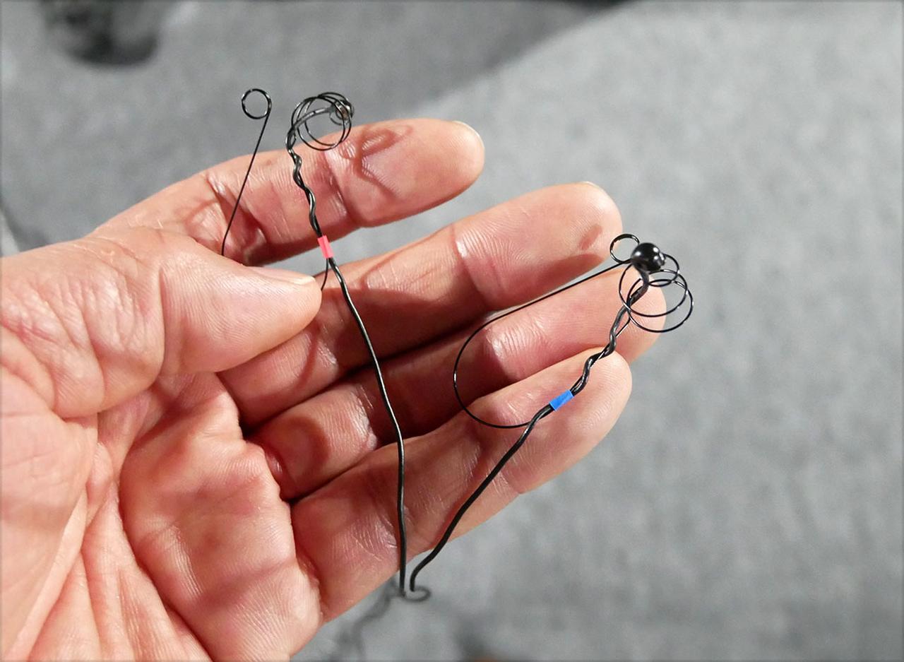 画像: 耳の中に小型マイクをセットして測定する