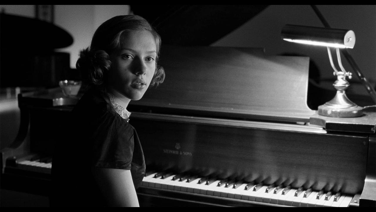 画像: プリプロダクションで撮影スタイルについて彼ら（コーエン兄弟）が言及したのは、アルフレッド･ヒッチコックの『疑惑の影』だった。彼らが共感していたのは、写実的なルックよりも、カリフォルニアの小さな町の雰囲気だった。そのことについて話し合ううちに、結局は『フィルム･ノワールをやるのではない』ということになった。もっと現代的な感覚の映画をやりたかったんだけど、たまたまこうなっただけ。フィルム･ノワールやそのライティングを意識的に再現しようとしたわけではない。参考にしたものも何もなかった。『市民ケーン』や『サンセット大通り』にみるような撮影をやろうということではなく、他の作品と同じように「このシーンは、この物語にとって、どんな感じになるべきか」を考えながら撮影に臨んだだけだ。そのためにライティングを組み上げて、デジタルでフィニッシュして、その瞬間にしっくりきたことやっただけだ。それがたまたまフィルム･ノワールらしく見せただけなんだ。撮影監督ロジャー･ディーキンス