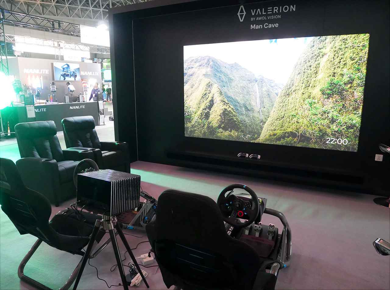 画像: 120インチ張り込みスクリーンにゲーム映像を投写