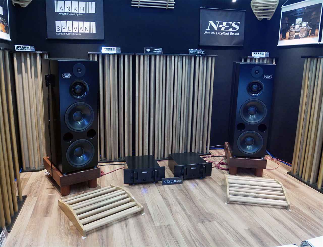 画像: 社員中央がルーム・チューニングツールの試作モデルで、両脇は現行モデル「ANKH」