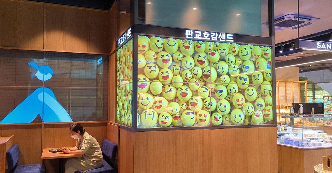 画像: 麻倉さんが撮影したソウルのパン屋さん店頭。サイネージ用の透明有機ELパネルを設置されている