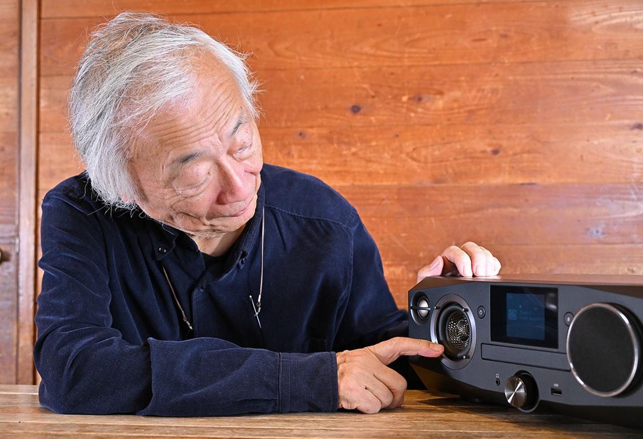 画像: 64mmカーボン振動板ウーファーと24mmチタン・ドーム型ツイーターという本格仕様のユニットを搭載していることに、麻倉さんも驚いた様子