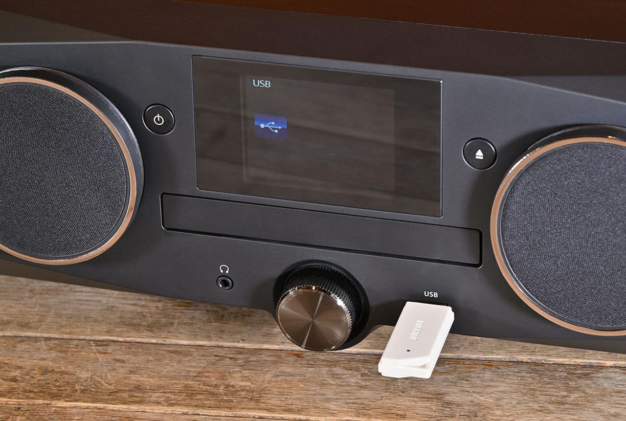 画像: 正面右下のUSBスロットに装着するだけで、USBメモリーに保存した音楽ファイルを再生できる。音声フォーマットはMP3、FLAC、WAVに対応