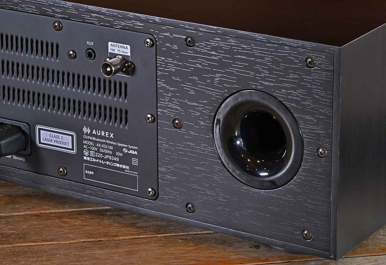 画像: エンクロージャー部分にはMDF材を使って、自然な響きを獲得している。バスレフポートの大きさや、ダクトの長さ、形状も最適なものを探したそうです。写真中央上側がFMアンテナ用のコネクター