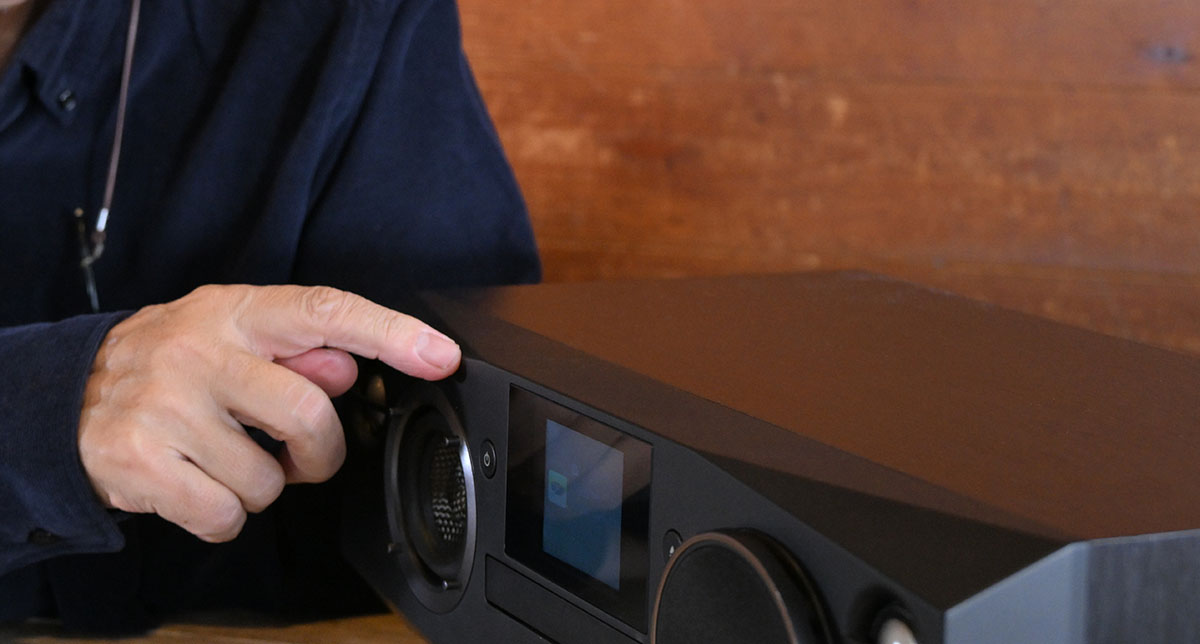 画像: コーナー部分を面取りした個性的なデザインは、反射を抑えて高音質を実現するためのこだわりとか。見慣れてくるとかっこいいですね、と麻倉さん