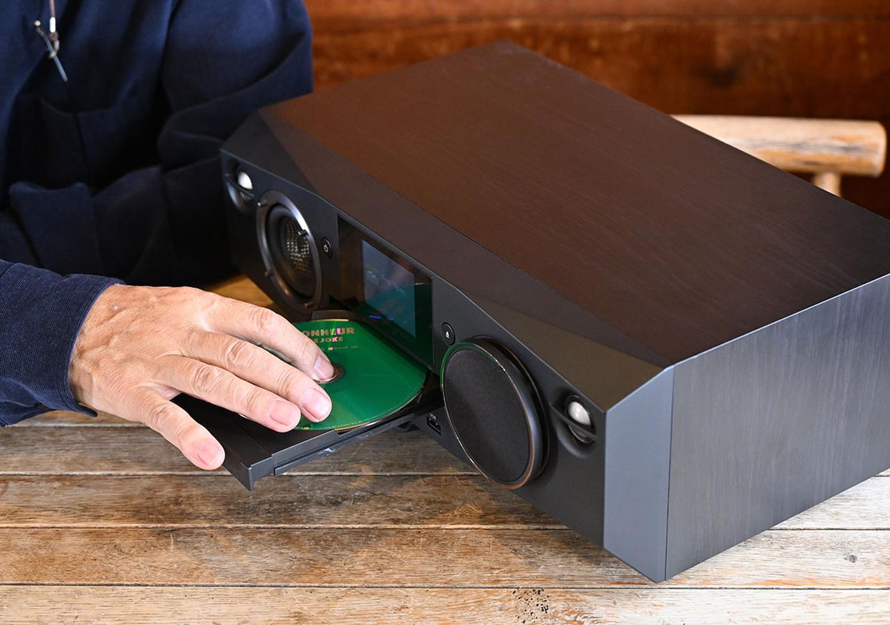 画像: CDドライブを搭載しているのも、AX-XSS100のこだわり。今回はUAレコードの新譜、情家みえさんの『ボヌール』をチェックしています