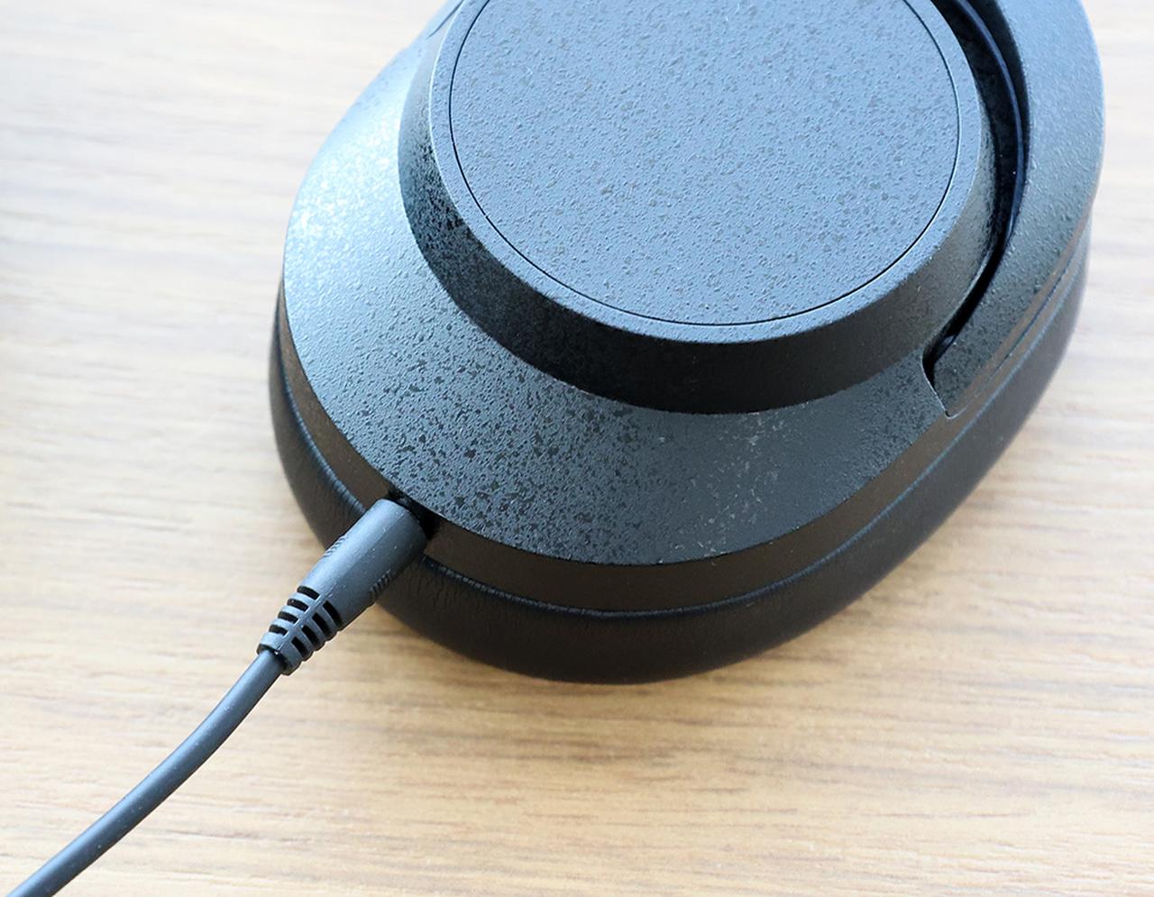 画像: 有線接続は左のカップで行なう。艶消し、梨地の表面は、なかなかに高質感