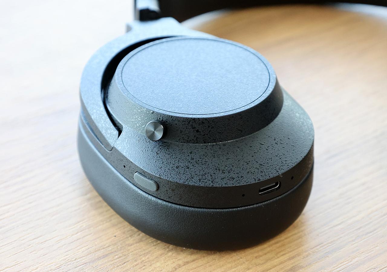 画像: 右のカップ。中央の丸いのボタンが電源、音量用。下の楕円のボタンがノイキャンボタン。このノイキャンボタンは間違って触ってしまうことも多く、一度ノイキャンをオンにすると、ヘッドホンではオフにできない