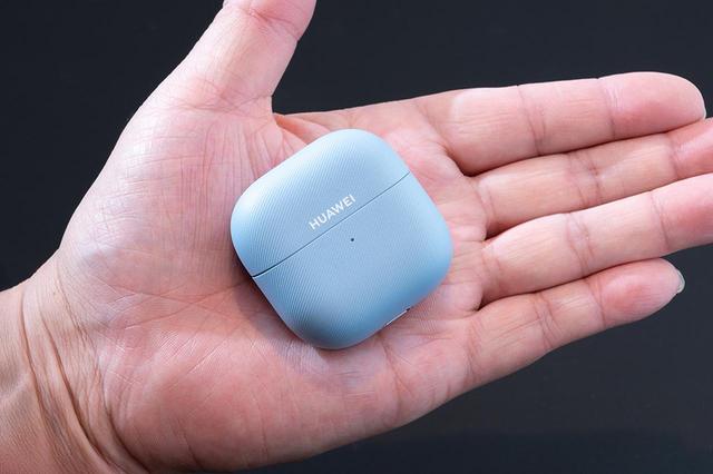 画像2: 【PR】ファーウェイの人気イヤーカフイヤホンが全方位的に進化して「HUAWEI FreeClip 2」として登場。優秀な通話NRにAI自動音量調整機能を備え、音質もさらに強化された