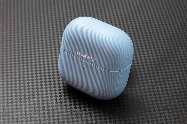 画像: ▲収納ケースもより小さくなった。表面にはデニム地のような質感のあるデザインが施され、手（指）に馴染むようになったので、誤って落としてしまった……ということも軽減されるだろう