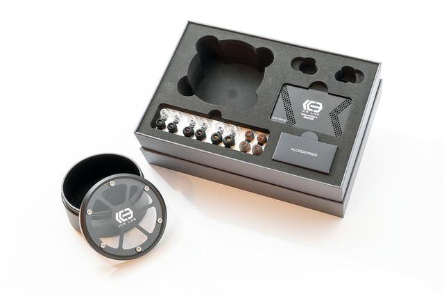 画像: ▲製品パッケージは結構豪華な仕様。2モデルとも、金属製の収納ケースが付属する