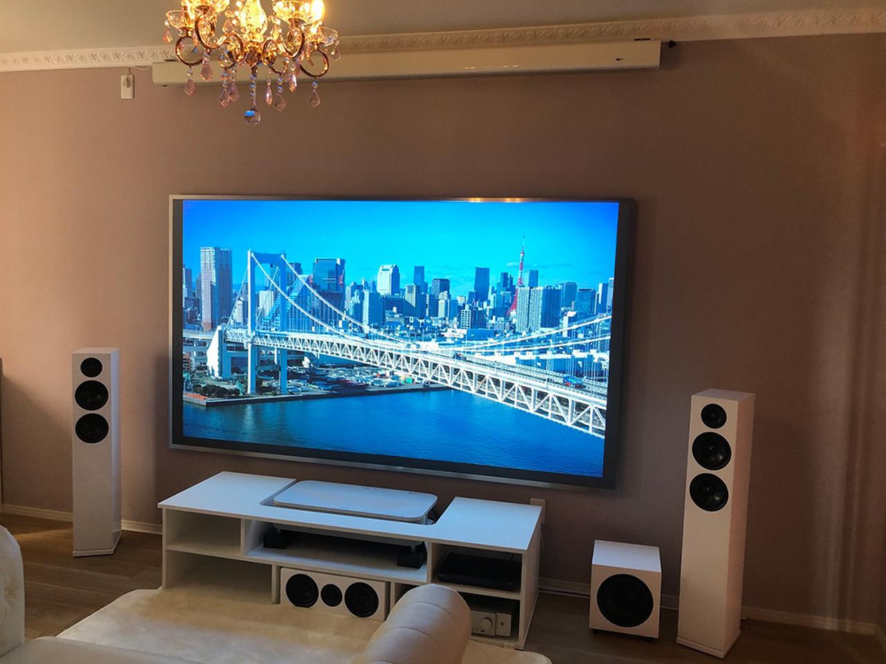 画像: ▲「スタイリッシュシアター」視聴エリア（超短焦点プロジェクター＋パネルスクリーン）