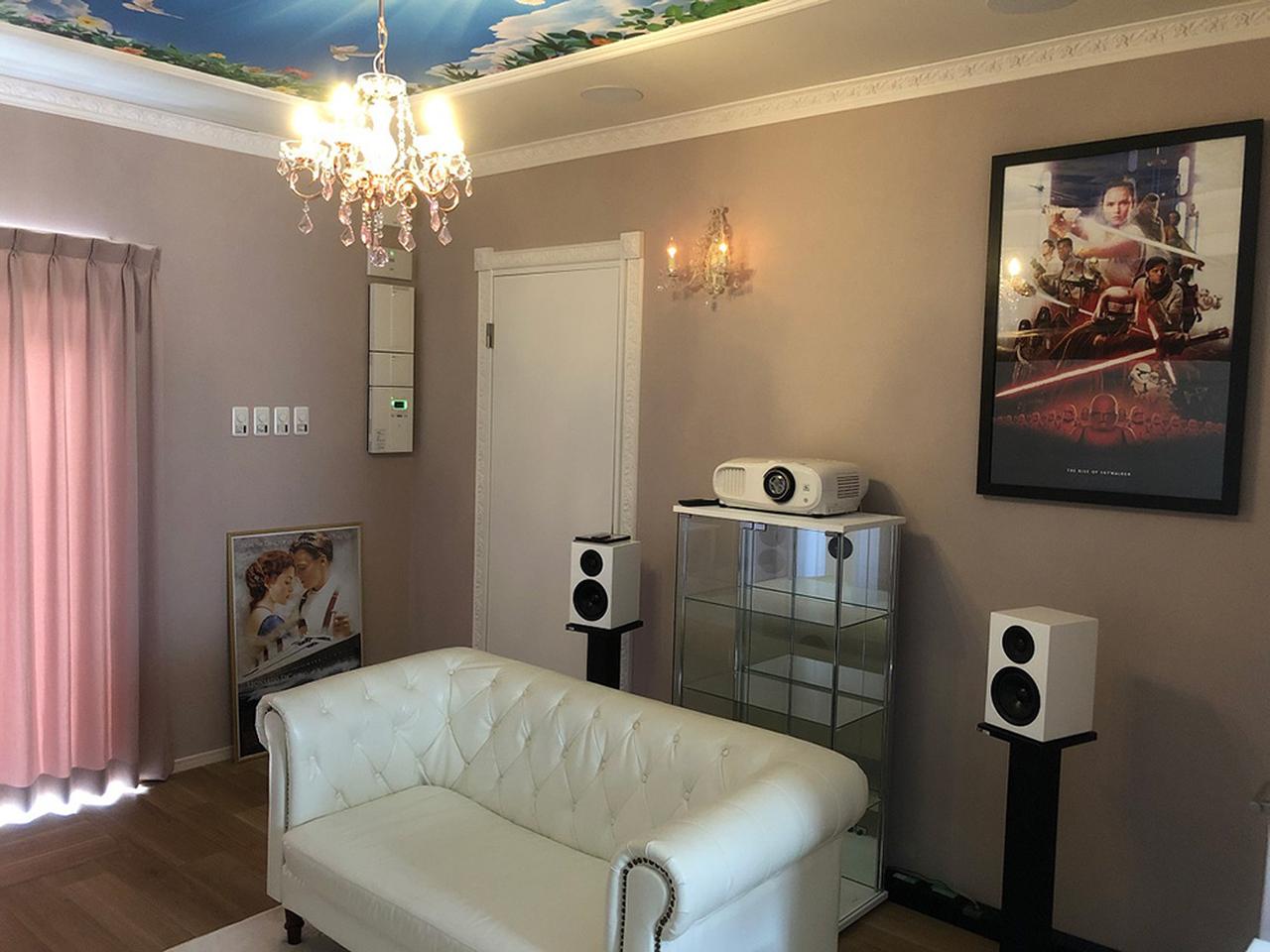 画像: ▲「リビングシアター」後方（インテリアとの調和が見えるレイアウト）