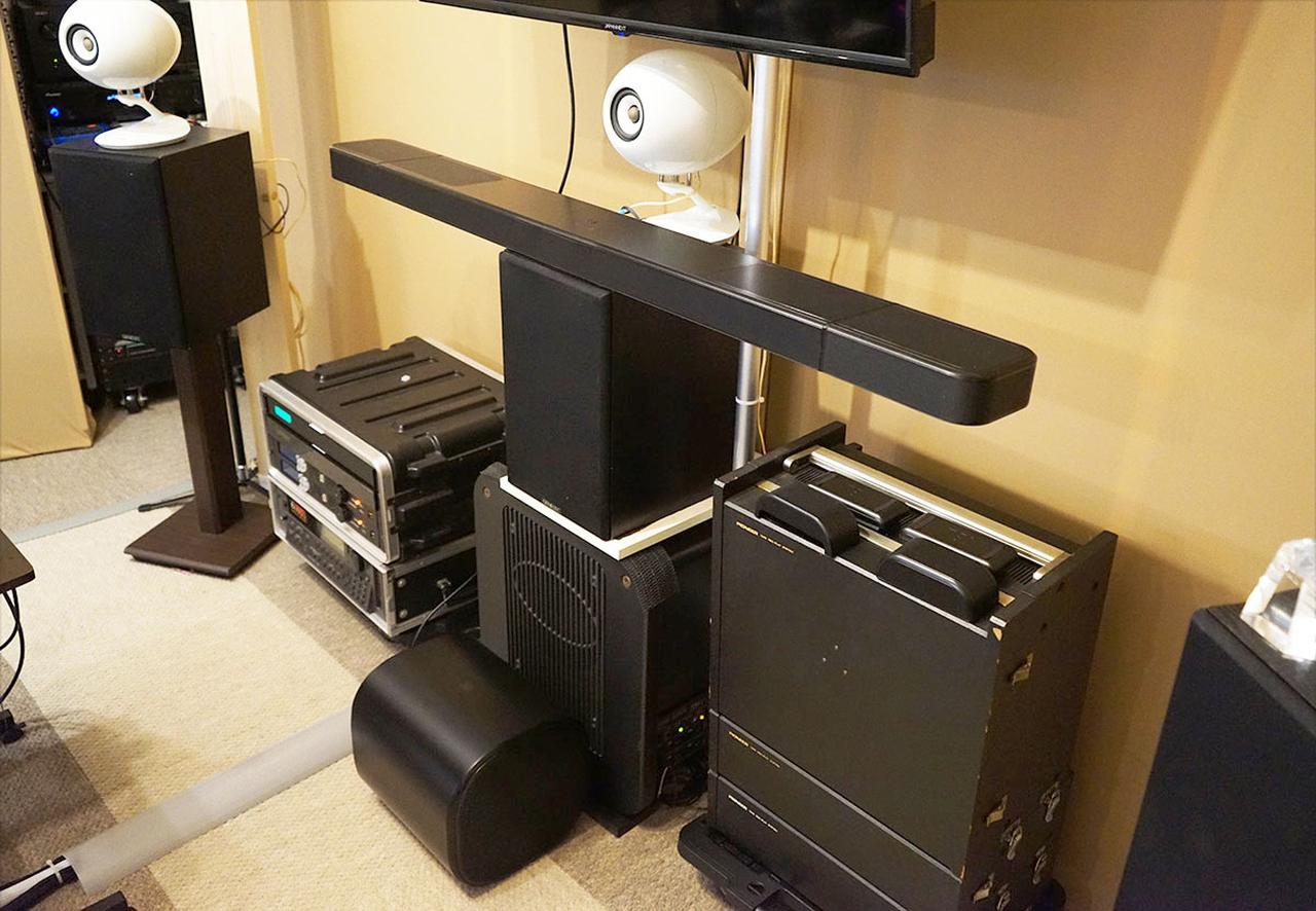 画像: ならまちスタジオでの試聴では、BAR1300MK2の本体をセンタースピーカーの上に載せ、その手前の床にサブウーファーを置いている。本体はやや不安定な設置になってしまったが、音のびりつきなどは感じなかった