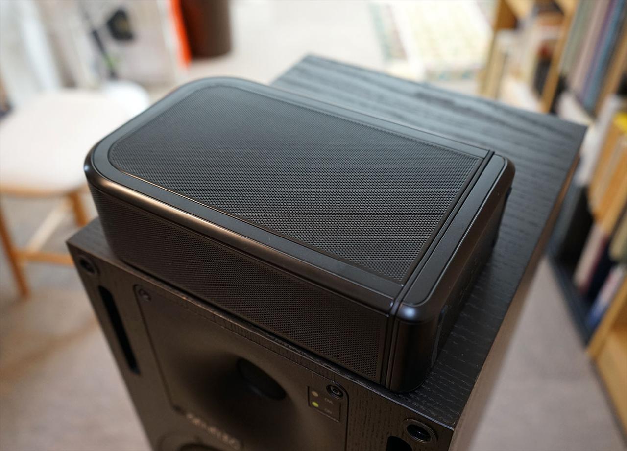 画像: ワイヤレスリアスピーカーは大きさがW202✕H58✕D136mmで、重さは約1.3kgなので、必要な時に棚の上などに置いて使うこともできる。内蔵バッテリーで最大10時間の再生も可能（コンテンツの種類や音量レベルによって異なる）