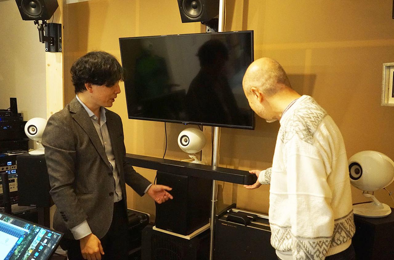 画像: キャリブレーションは、ワイヤレスリアスピーカーを取り外して2箇所に移動させながら行う。リスピーカーを取り外した後、付属のカバーをセットした