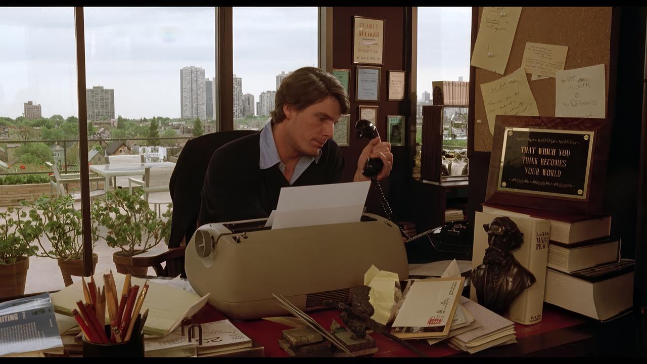 画像: 物語は1912年と1979年というまったく異なる時代を舞台としており、映画をドラマチックに仕上げるためには、ふたつの時代を同一に見せないようにする視覚的な表現が必要であった。現代のシーンにはイーストマンのカラーネガを使用した。解像度が高く、画面全体を通してシャープな印象となり、影の部分で少し硬く、より鮮明でしっかりとしたルックになる。過去のシーンには富士フィルムのカラーネガを使用している。コダックの黒ほど黒々としておらず、もう少し淡い色合いとなる。同じ被写体、同じ照明で、インターポジからリリースプリントまで何度もテスト撮影を行い、2種類のフィルムを使用するアプローチが非常に効果的であることが納得できた。撮影監督イシドア･マンコフスキー