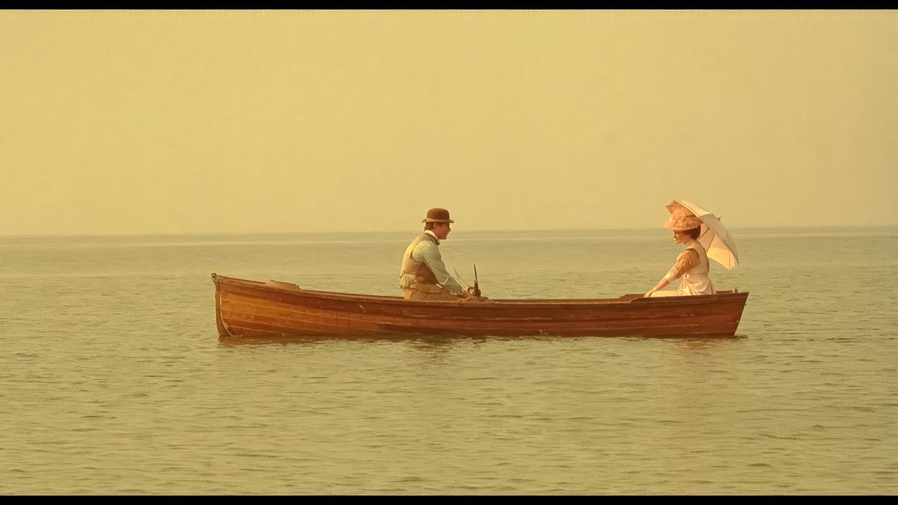 画像: 現在を舞台にしたシークエンスでは、非常に冷たく単色的なルックを目指すことにした。原色は控えめにして、望遠レンズも多用している。過去のシークエンスは、少し柔らかくコントラストが低い。広角レンズを使用して被写界審も長く、とても淡い色合いのルックで仕上げた。そのコンセプトは、美術装飾から衣装に至るまで、あらゆるシーンで統一している。原色の使用はすべて排除している。この映画に対する私たちの基本的なアプローチは、観客も一緒に恋に落ちるような、無意識のうちに視覚的なメッセージを伝えることだった。 撮影監督イシドア･マンコフスキー