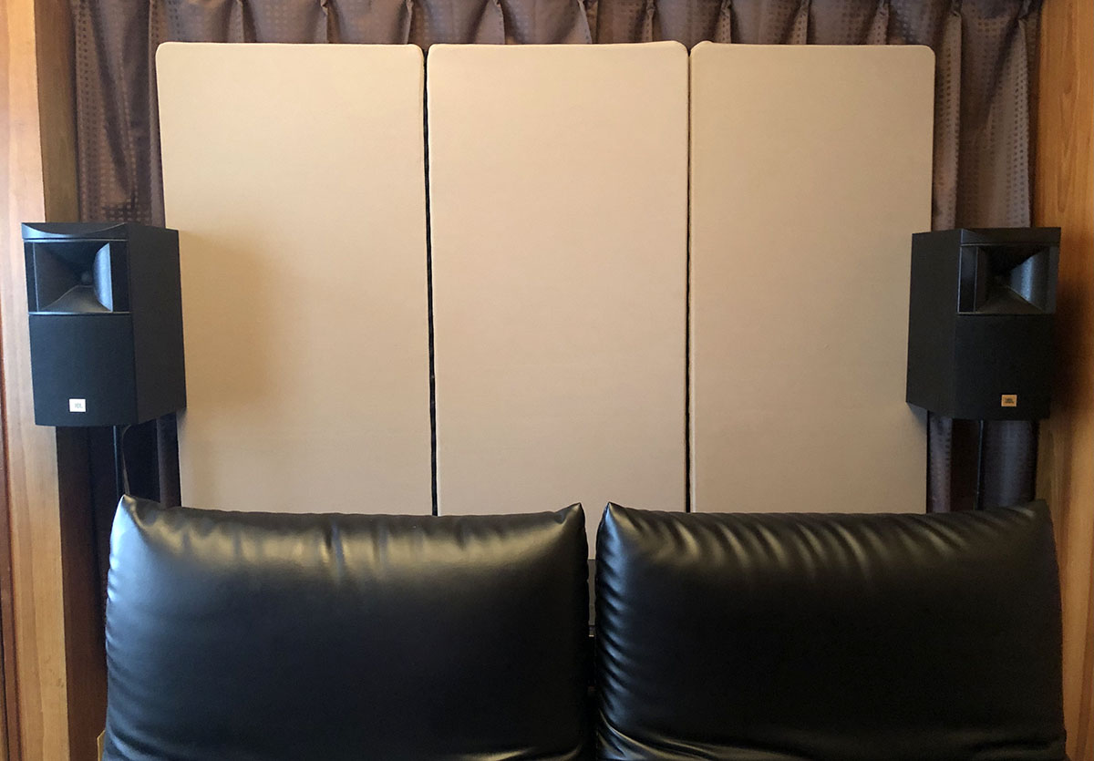 画像: 後ろの壁とスピーカーの隙間にオーディオルームパネルを立てた状態。案外収まりはいいのですが、この状態ではパネルが自立しないので、何かしらの固定方法が必要でしょう