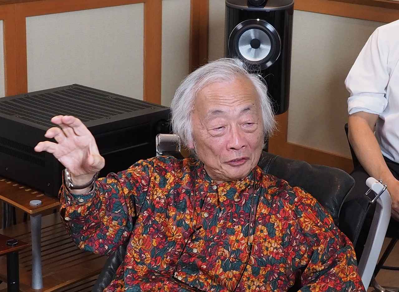 画像: 麻倉さんは、プロジェクター製品づくりの細かい点についても詳しくインタビューを行っていた