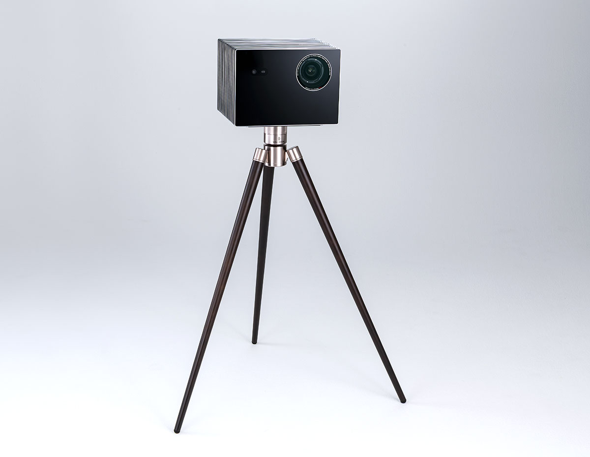 画像: 別売の三脚型スタンドと組み合わせれば、任意の場所にプロジェクターを手軽に設置できる